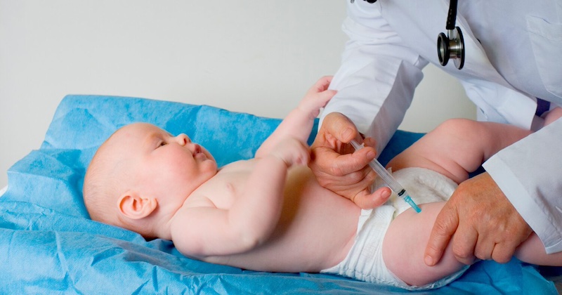 Nevypovedaný príbeh za injekciami vitamínu K novorodencom: Vedci spochybňujú ich bezpečnosť a informovaný súhlas