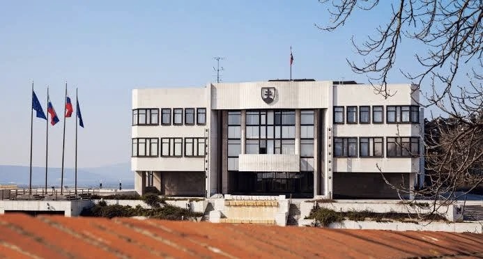 Hlas chce zmenou ústavy zaviesť možnosť odvolať parlament v referende
